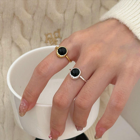 Anillo minimalista de plata de ley S925 con ágata negra, diseño geométrico y acabado pulido para mujer