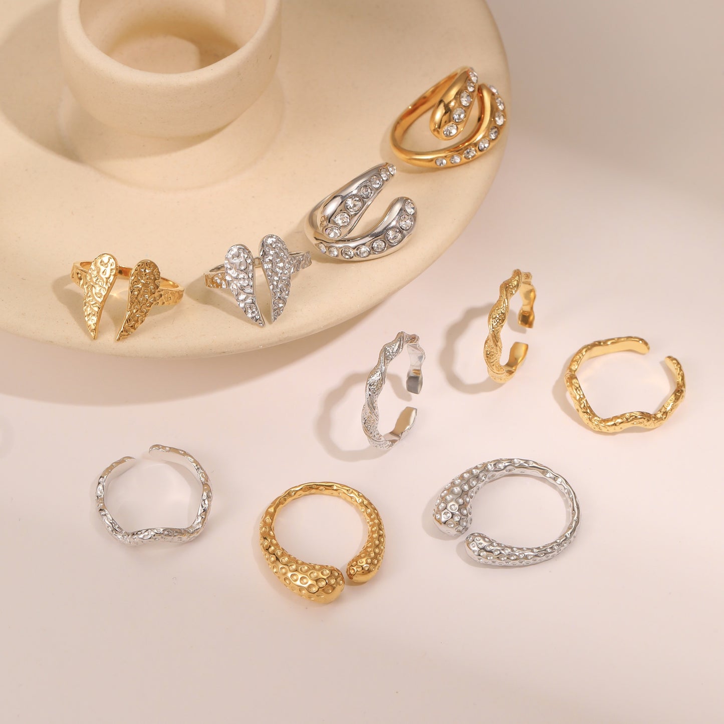 Anello regolabile minimalista geometrico in acciaio al titanio martellato da donna con finitura placcata