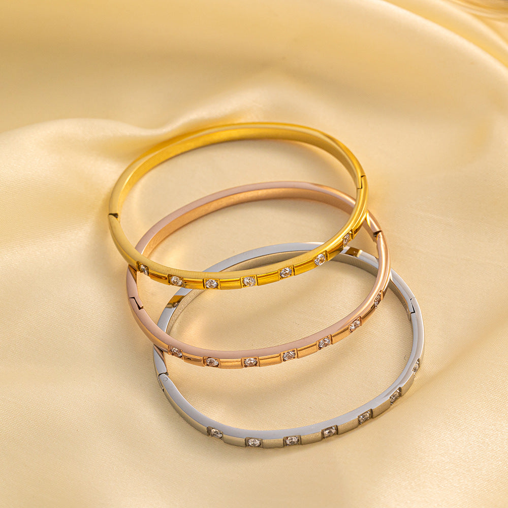 Bracciale Minimalista in Acciaio Inossidabile da Donna con Placcatura in Acciaio al Titanio e Intarsio di Strass a Forma Geometrica Ovale