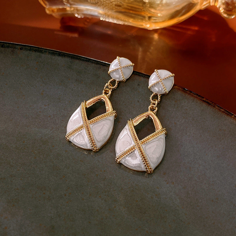 Orecchini a perno da donna vintage in metallo geometrico con perla, dettagli incisi e perni in acciaio inossidabile placcato argento