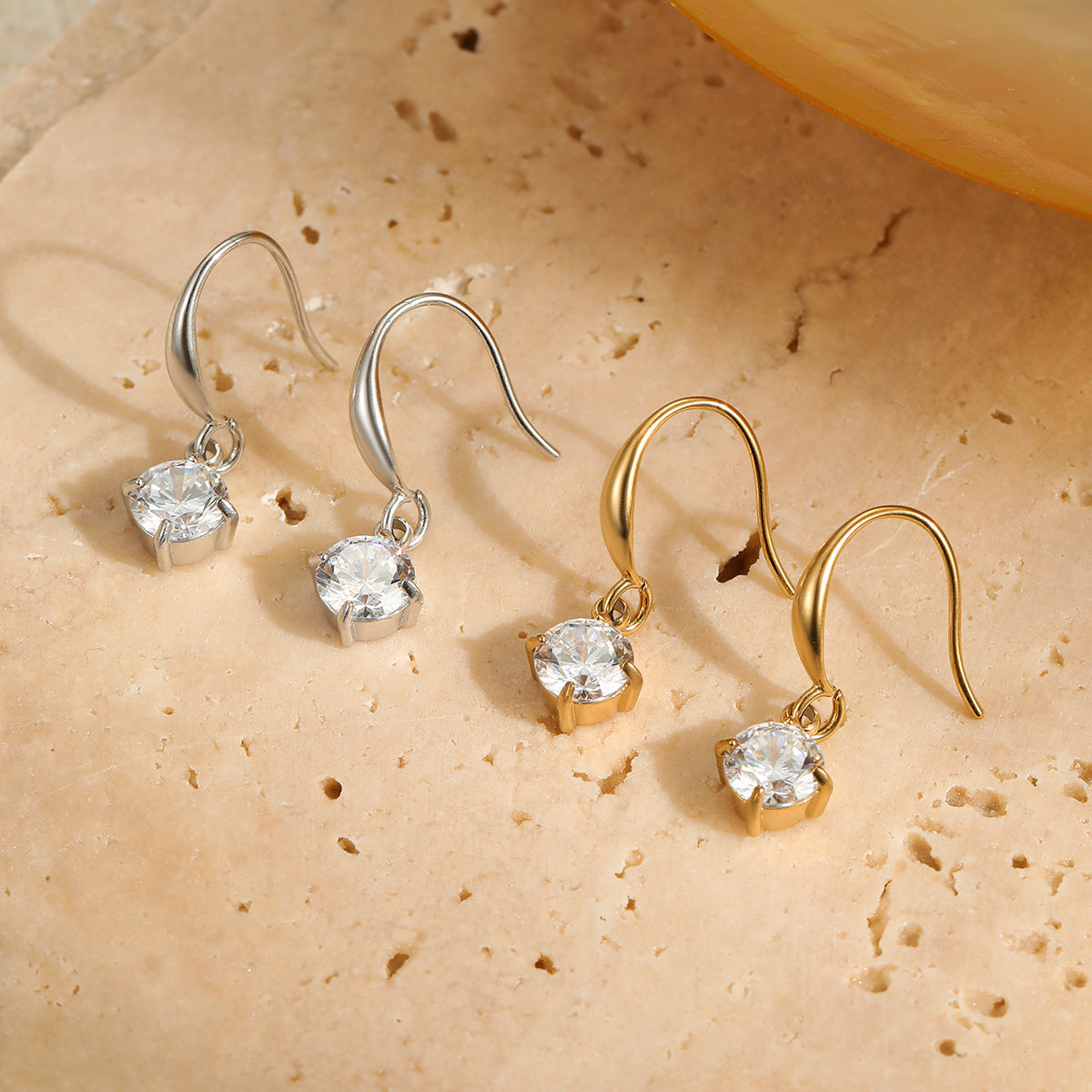 Orecchini a perno geometrici minimalisti in acciaio al titanio con strass per donne, con zirconi incastonati a griffe e finitura galvanica