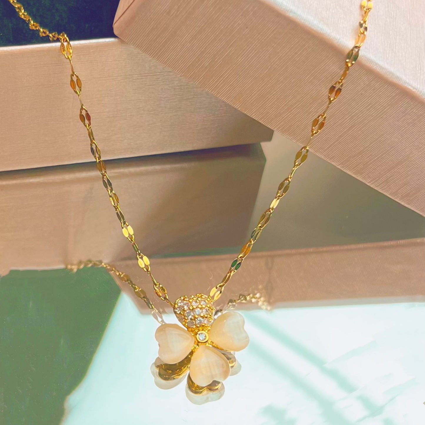Collana Originale in Acciaio al Titanio a Forma di Trifoglio con Ciondolo in Pietra Occhio di Gatto su Catena ad O per Donne e Uomini