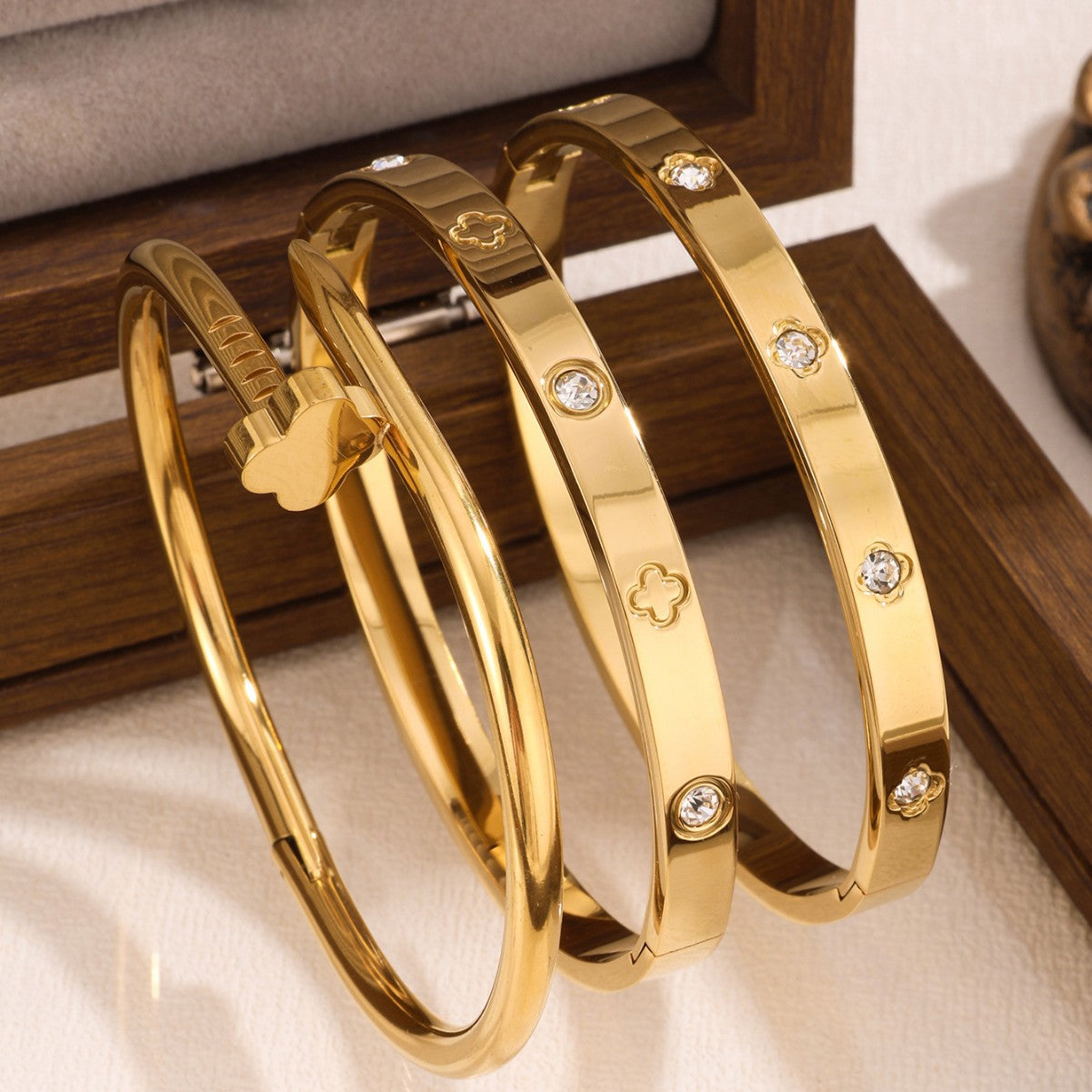 Juego de pulseras de acero inoxidable con trébol de cuatro hojas, incrustaciones de diamantes de imitación y chapado en oro al vacío de 18 quilates, estilo minimalista y a la moda