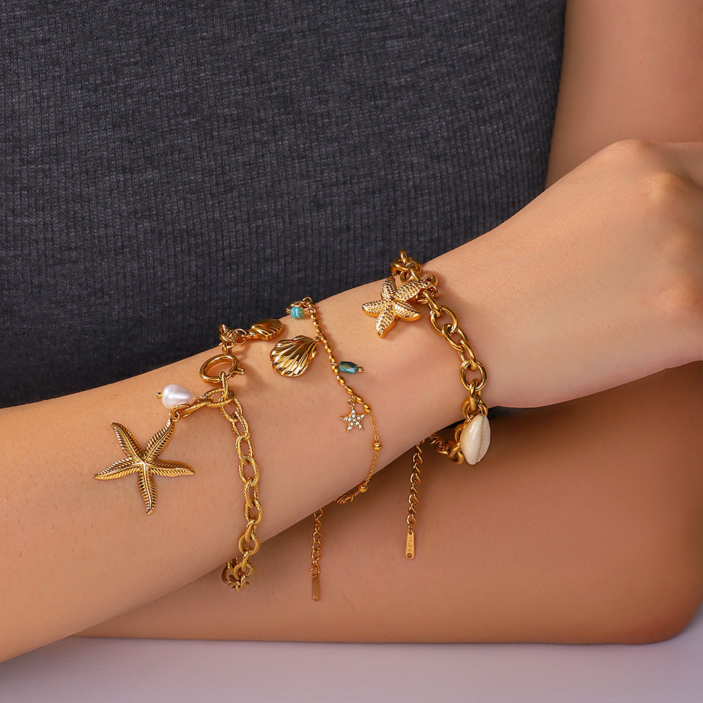 Pulsera geométrica minimalista de acero inoxidable con baño de oro de 18 K para mujer, con dijes de vieira y estrella de mar y detalles de perlas