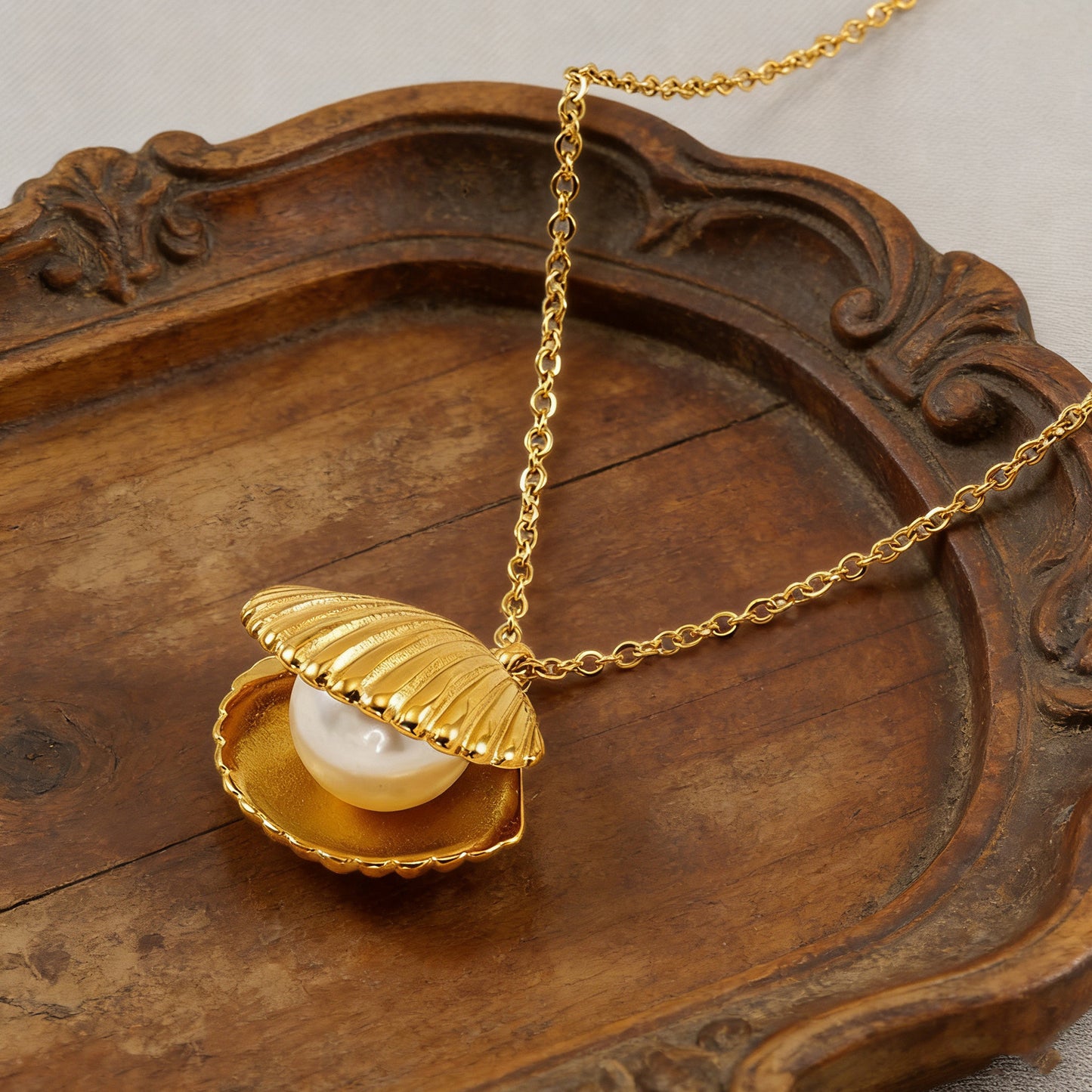 Collana da donna in Acciaio Inossidabile Placcato Oro 18K con Perla a Conchiglia di Lusso