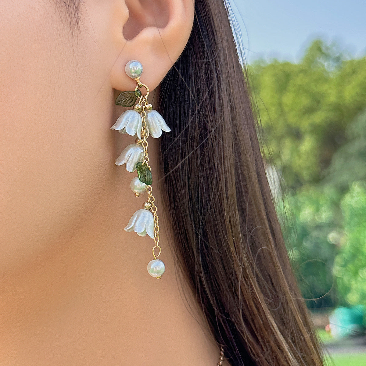 Rustic Floral Style Leaf Pendant Necklace for Women with Simulated Pearl and Crystal Accents, Dainty Clavicle Chain with Lilac Bouquet and Tassel Detail