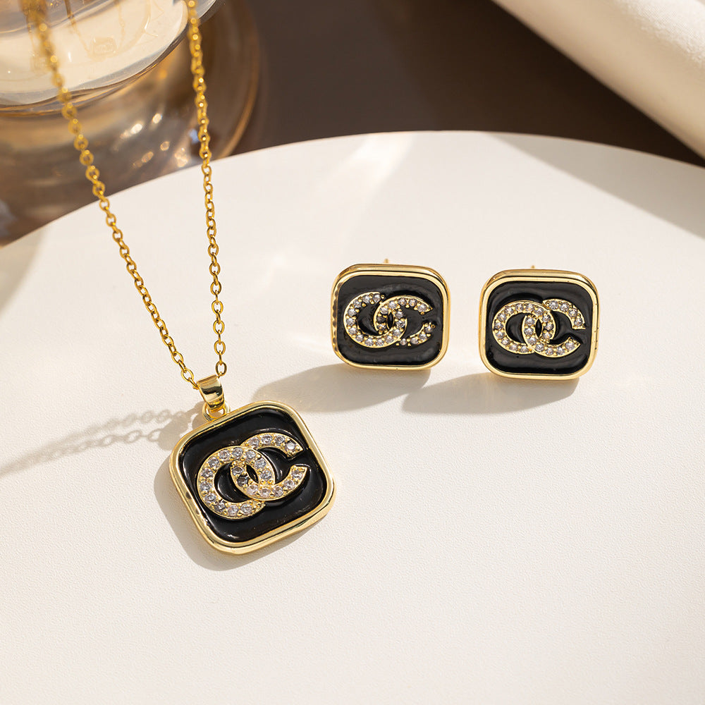 Set collana con ciondolo a forma geometrica tonda di Topolino e quadrifoglio in acciaio al titanio con intarsio di strass da donna