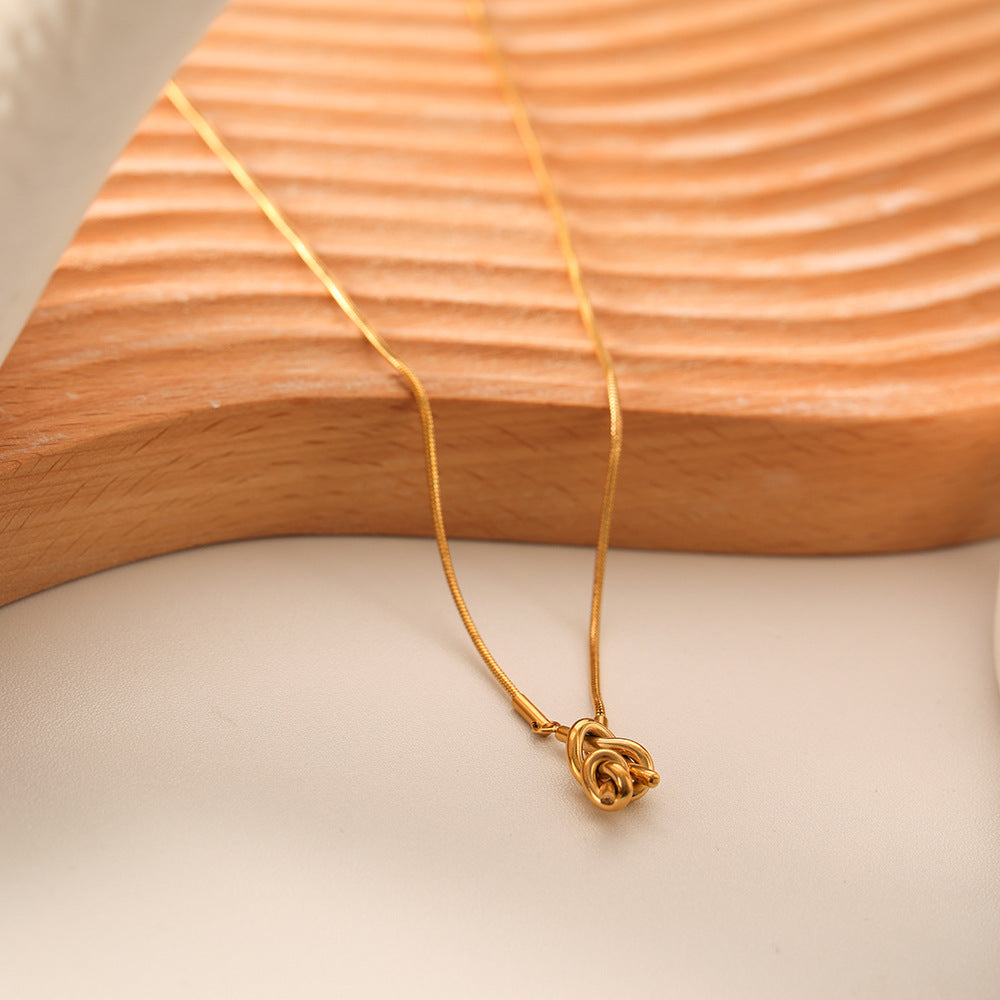 Collana pendente con nodo da marinaio minimalista da donna in acciaio inossidabile placcato oro 18 carati su catena ondulata