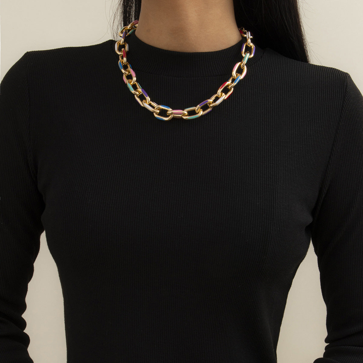 Collar con colgante de cruz geométrica minimalista para mujer en aluminio con acabado galvanizado