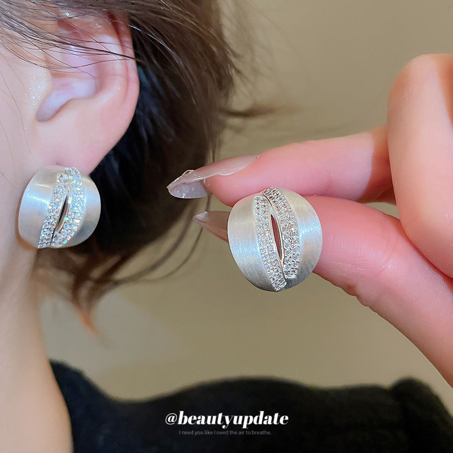 Orecchini a perno da donna minimalisti a forma di C geometrica in metallo spazzolato 18K con zirconi cubici