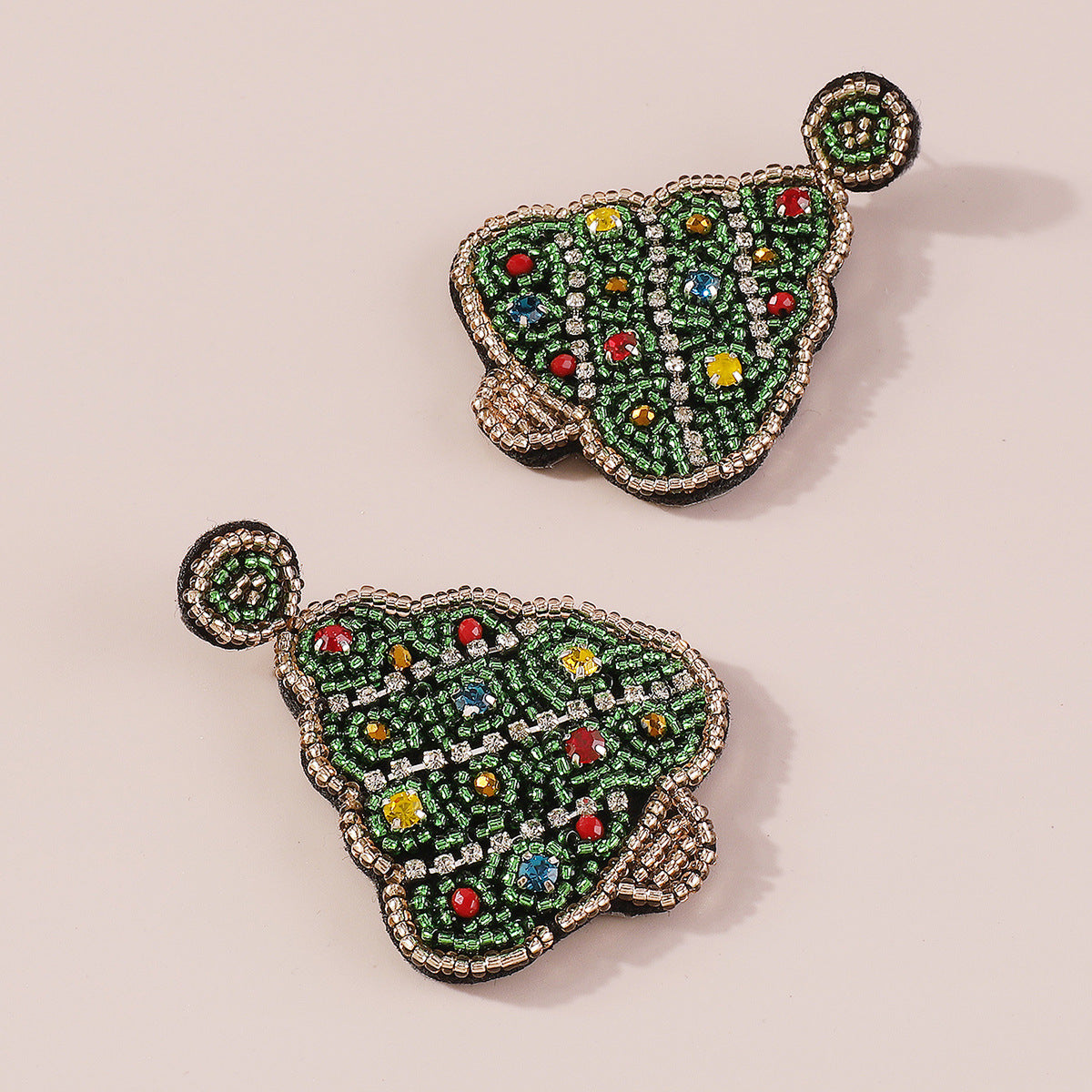 Pendientes de árbol de Navidad geométricos hechos a mano de Sweet Streetwear con diamantes de imitación y cuentas de cristal para mujer