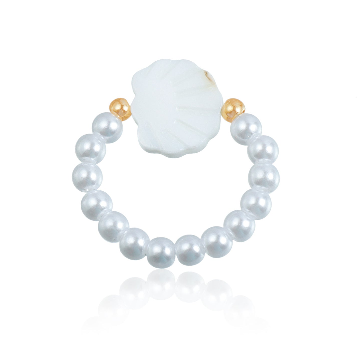 Anillo dulce y atrevido de perlas elásticas pequeñas con dije de corazón de nácar en metal chapado para mujer