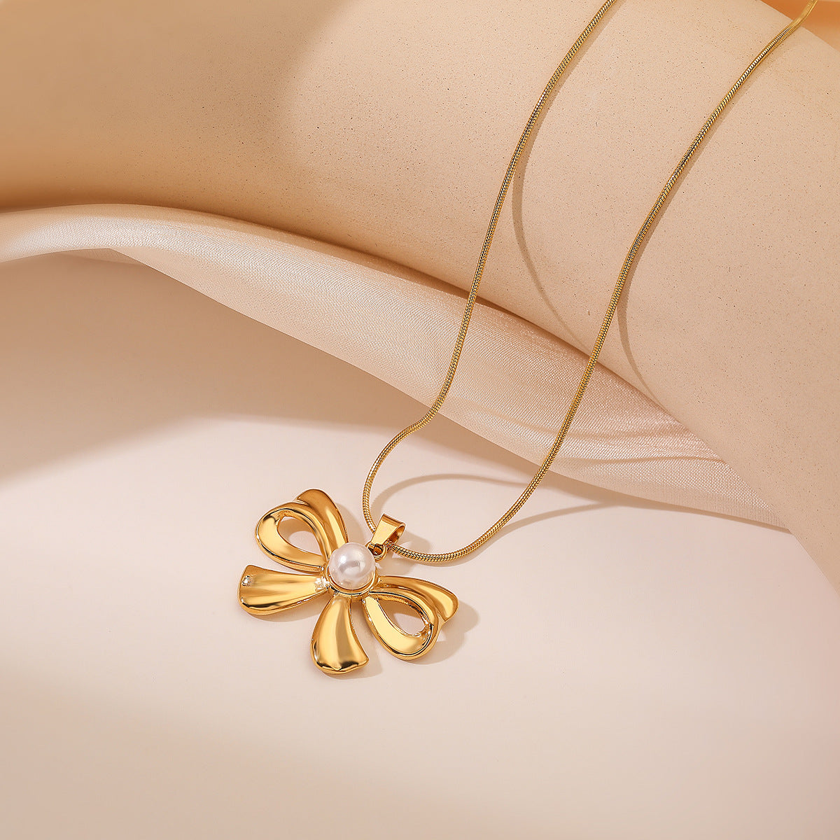 Sweet Vintage Bow-Shaped Pendant Necklace for Women Made of Titanium Steel with Gold Plating