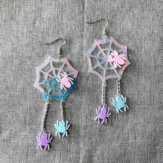 Pendientes acrílicos de telaraña con temática de Halloween, dijes de araña y diseño colgante de flecos