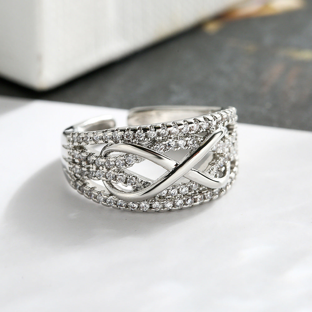 Anillo Abierto Geométrico Minimalista para Mujer Hecho de Latón con Baño de Oro Real e Incrustaciones de Zirconia