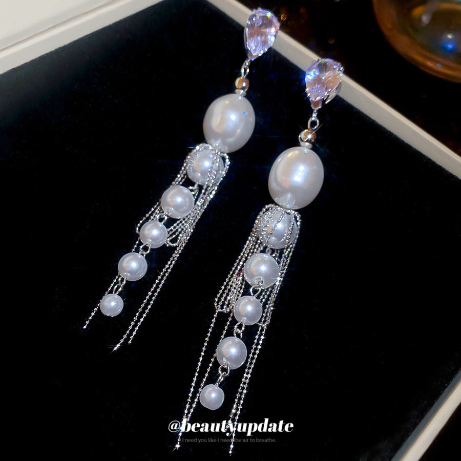 Aretes elegantes de perlas tipo broquel de estilo francés con detalles de circonita y flecos para mujer, forma geométrica, postes de acero chapado, diseño minimalista de lujo