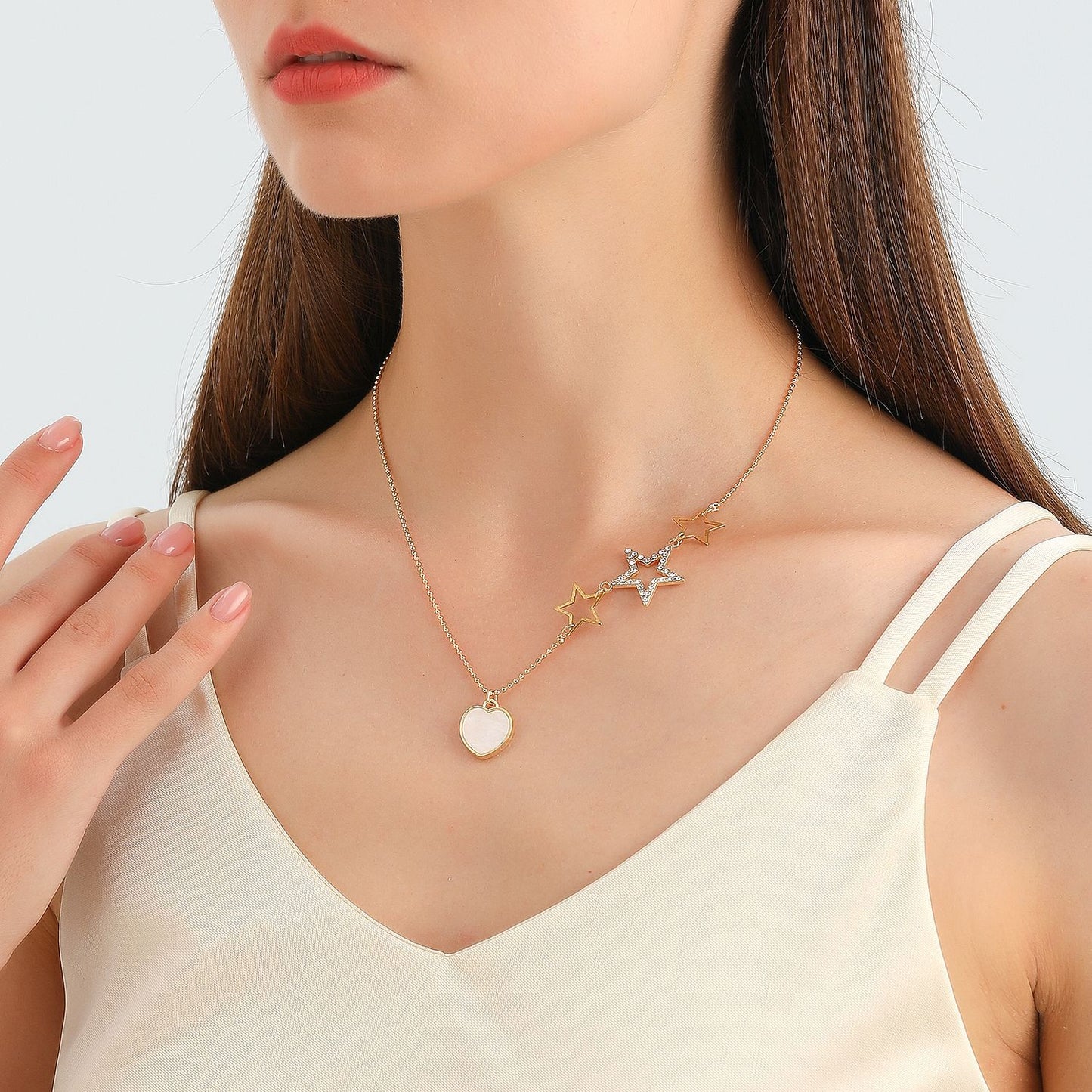 Minimalist Single-Layer Heart-Shaped Mother-of-Pearl Look Pendant Necklace with Rhinestone-Studded Star Charm and Gold-Plated Alloy Chain