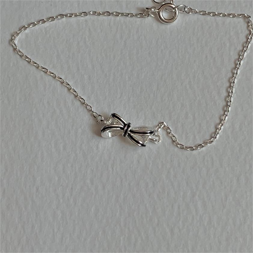 Minimalist Bow Knot Bracelet in 925 Sterling Silver with Geometric Edged Beads and Electroplated Finish
