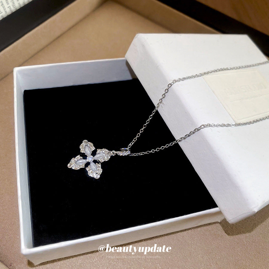 Collar con colgante de cruz minimalista en cobre con acabado chapado para mujer, elegante cadena de clavícula, accesorio de moda ligero