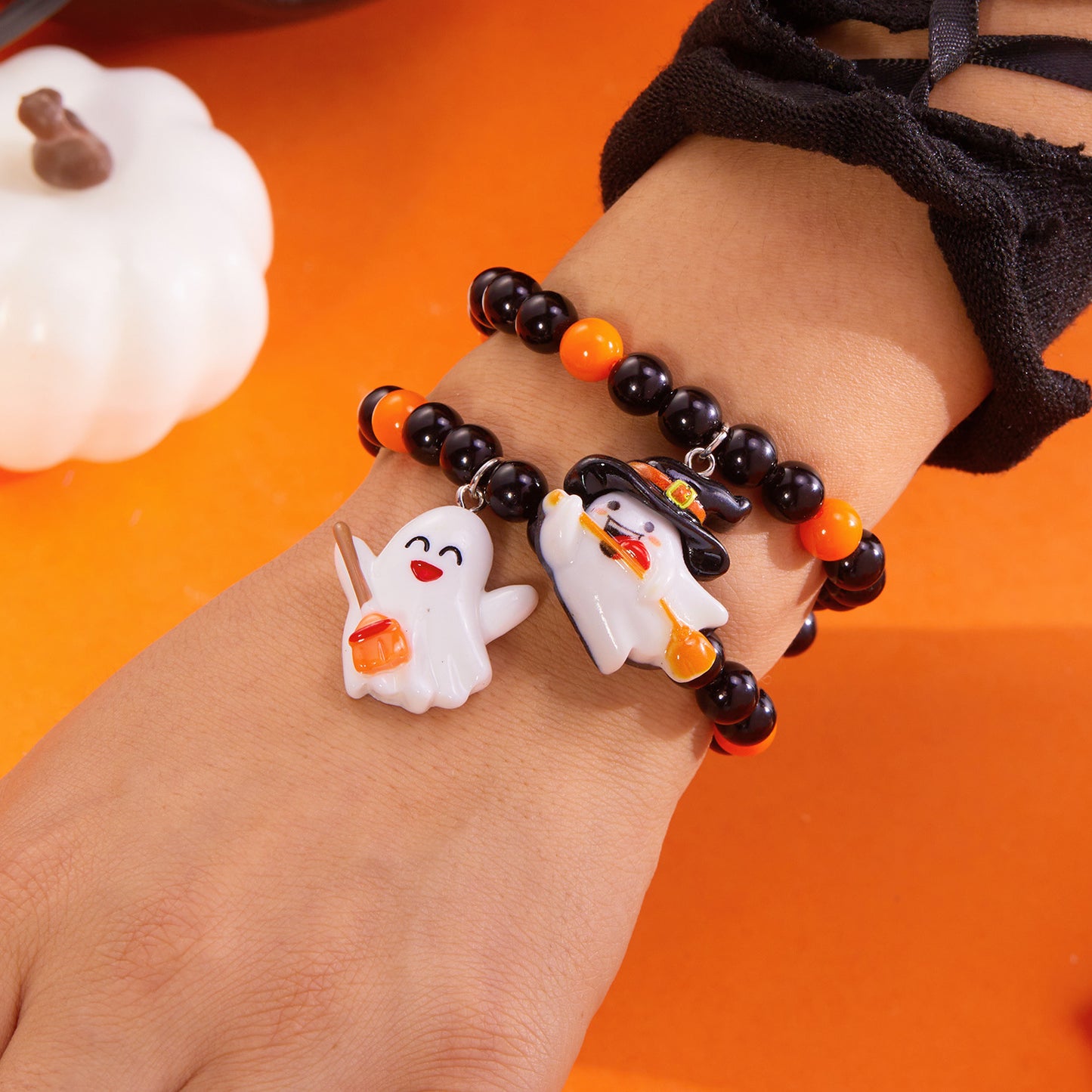 Set di braccialetti a tema Halloween, con ciondoli a forma di castello, zucca, fantasma e gatto, da donna