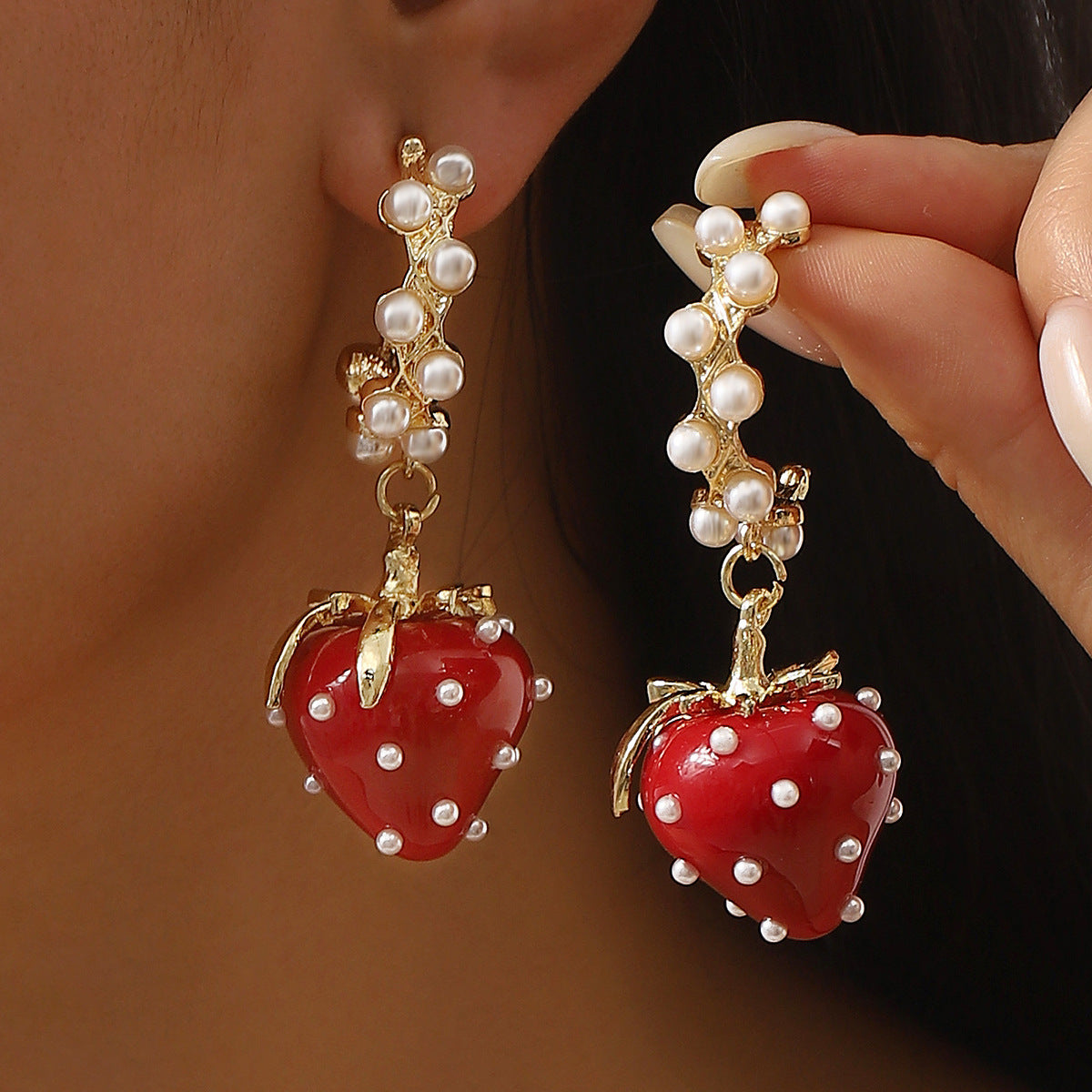 Orecchini da donna smaltati con coccinella e fragola in strass, in lega con finitura placcata, stile retrò chic