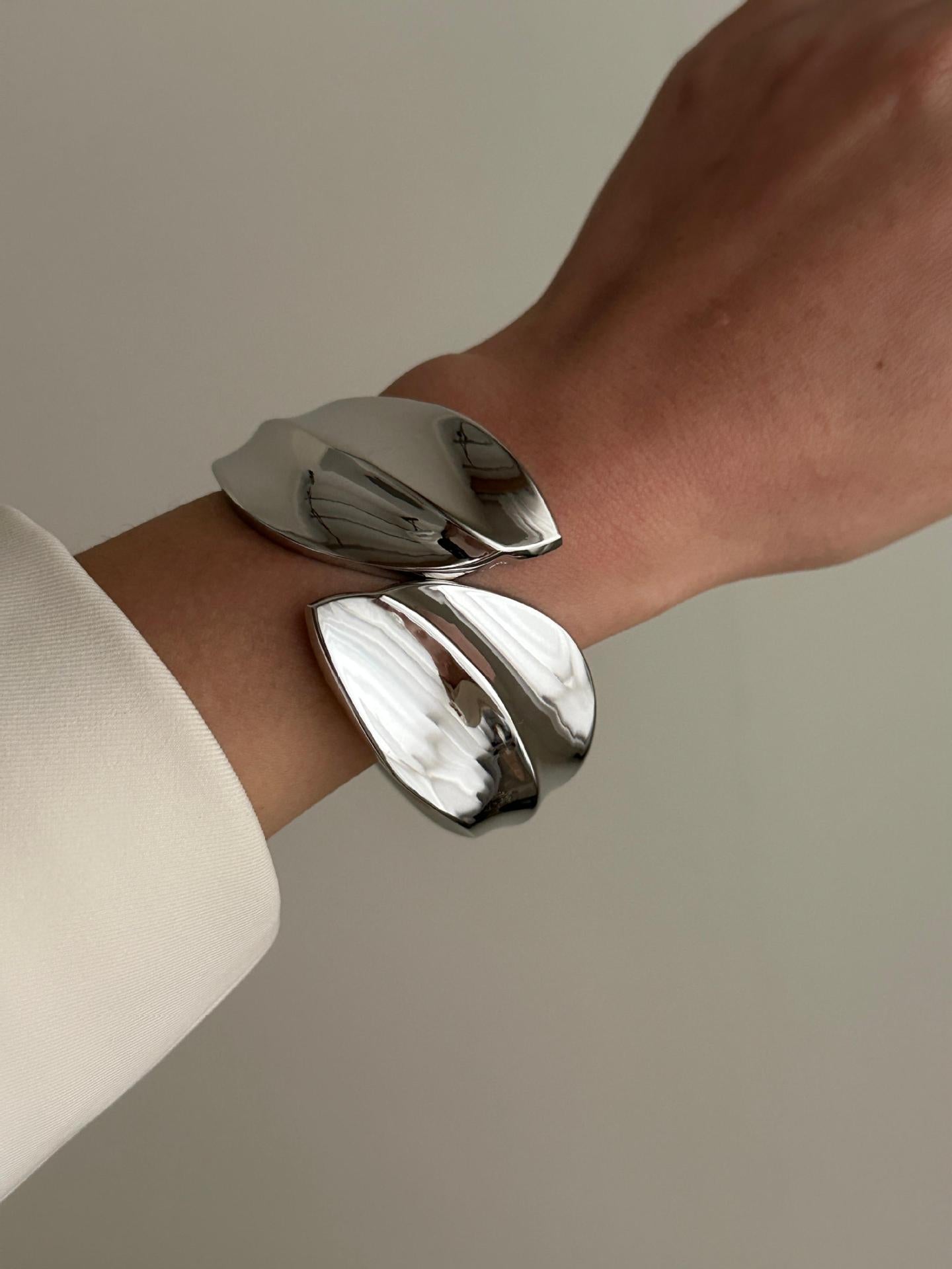 Fashion Minimalist Geometric Open Cuff Bracelet for Women Alloy Plated Smooth Wrap Design