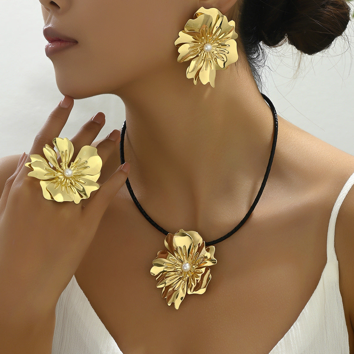 Parure Vintage Francese di Collana e Orecchini in Lega Floreale con Intarsio di Perle da Donna