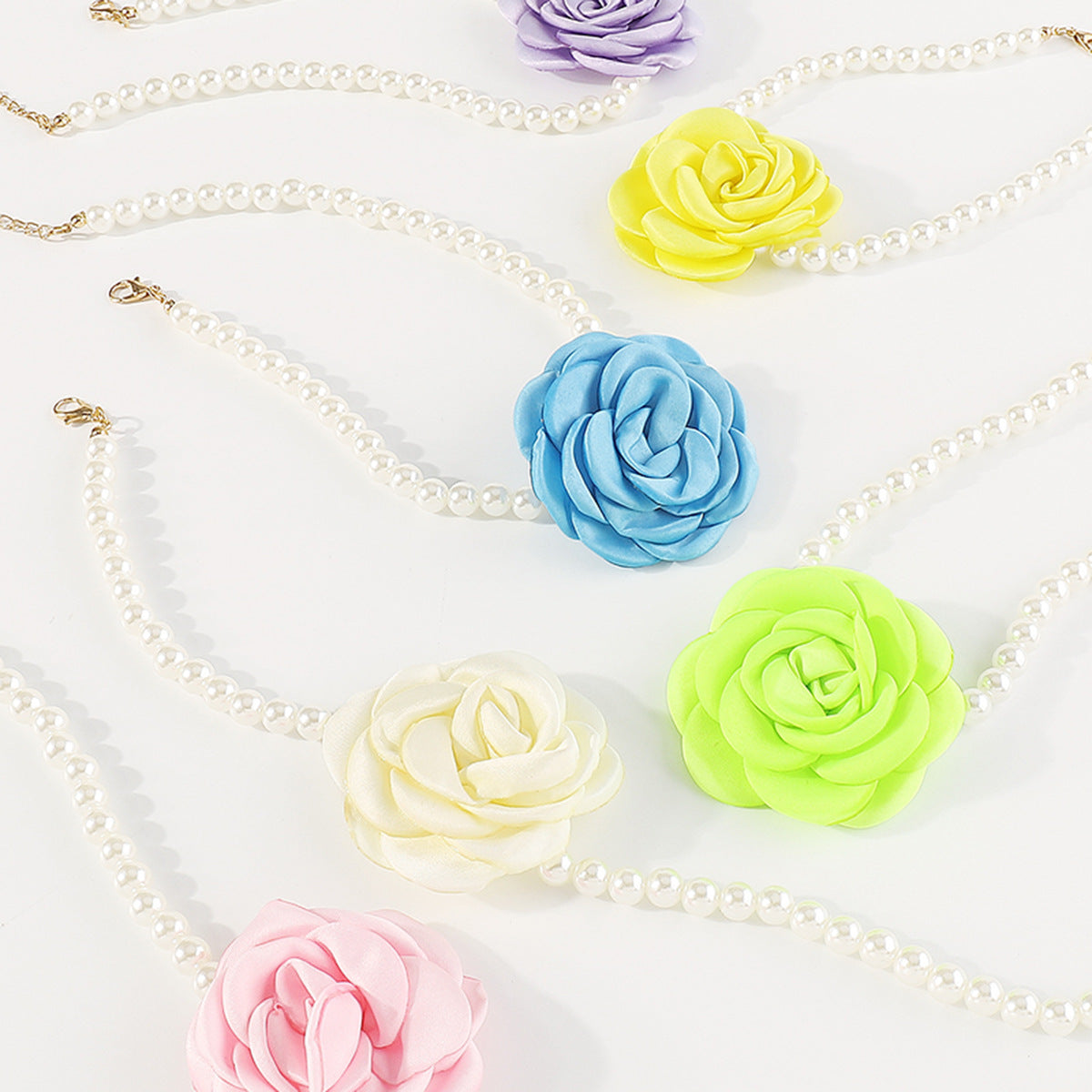 Collar de perlas con diseño de camelia chic para mujer, diseño floral y acabado artesanal en hierro y tela