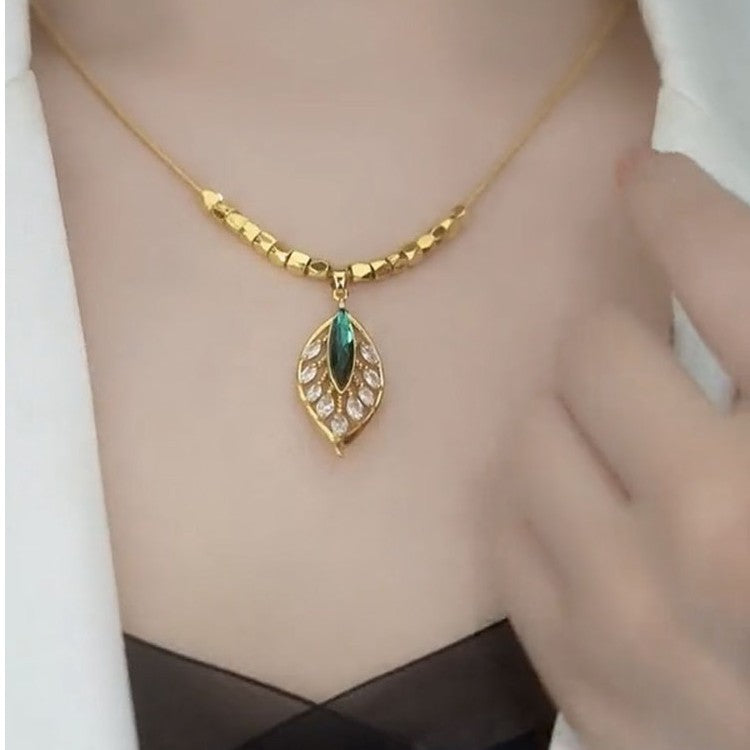 Elegante collar minimalista de hoja verde para mujer, cadena de serpiente de acero titanio con incrustaciones de diamantes de imitación y diseño geométrico