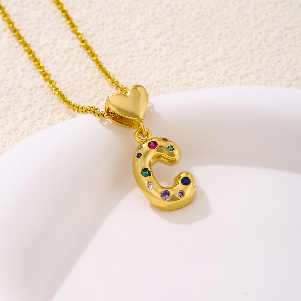 Elegante collana con ciondolo a lettera e cuore da donna in acciaio inossidabile con catena a maglie e dettagli a micro-pavé