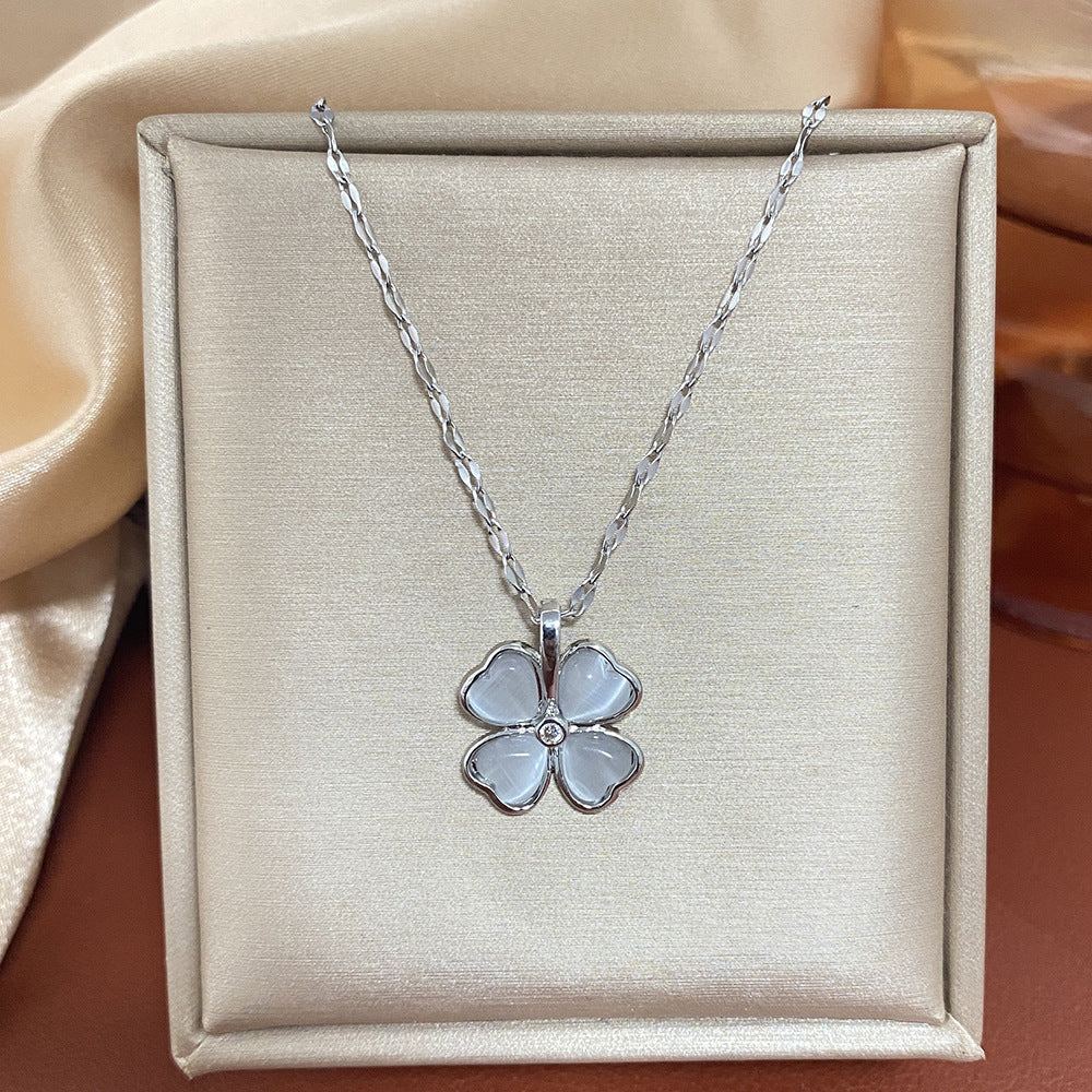 Collar con colgante de trébol de estilo natural para mujer con cadena de acero de titanio e incrustaciones de pedrería en diseño floral minimalista