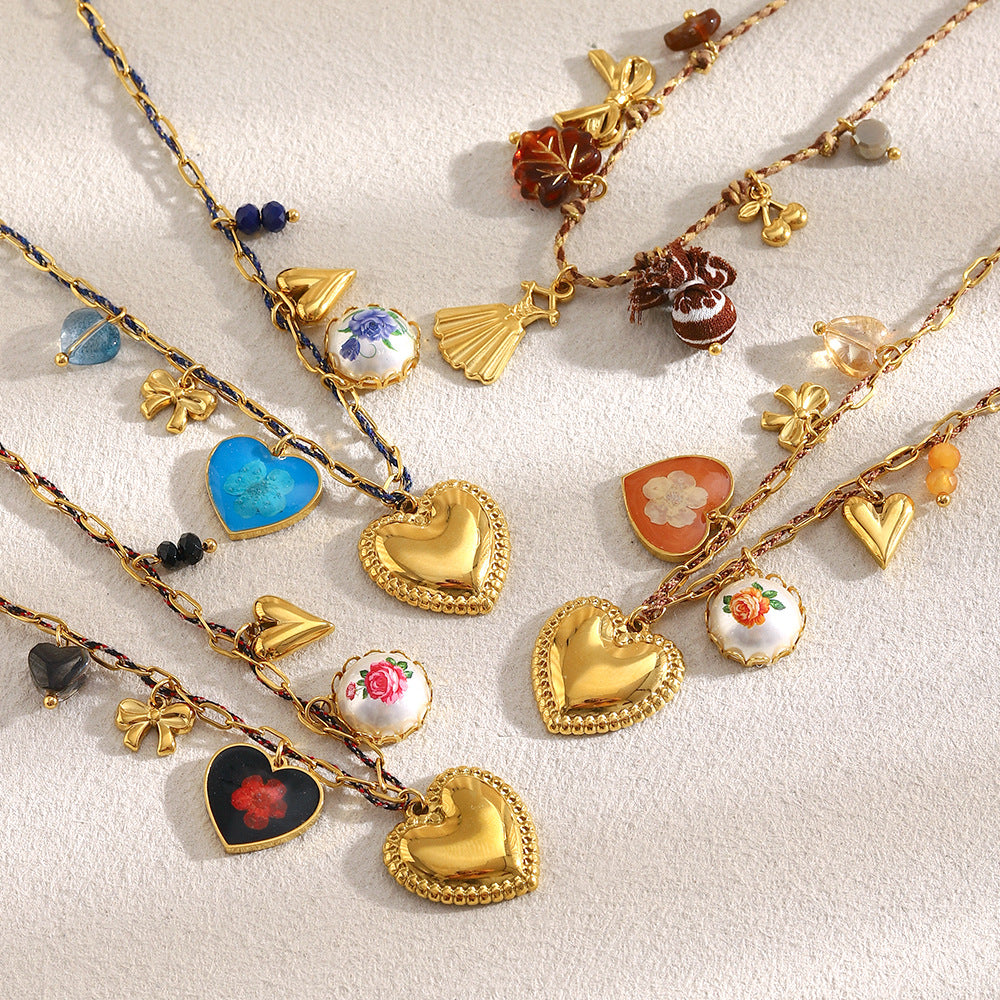 Elegante collana con ciondolo a cuore fatto a mano in acciaio inossidabile con placcatura in oro 18 carati, catena in corda di cotone e dettaglio floreale