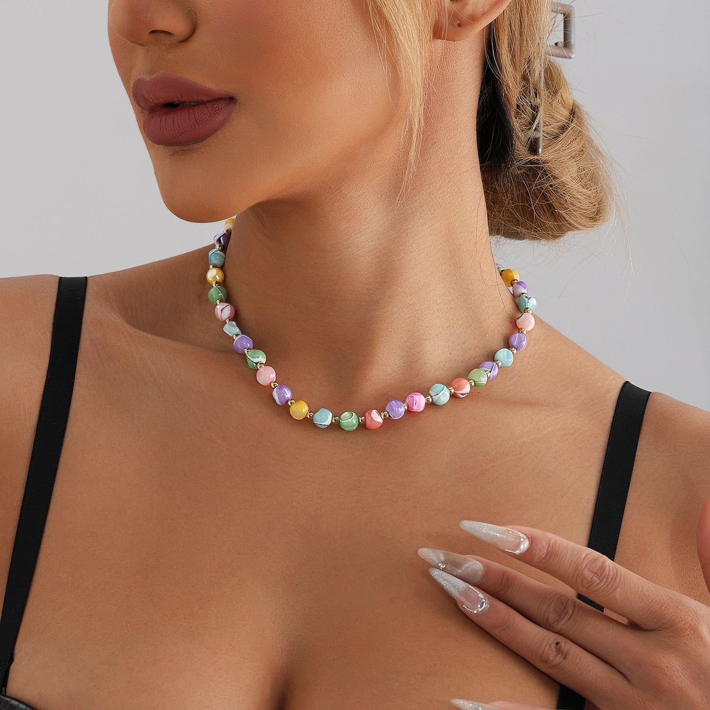 Collar con colgante de concha irregular y cuentas coloridas de dopamina para mujer con acabado chapado y diseño geométrico