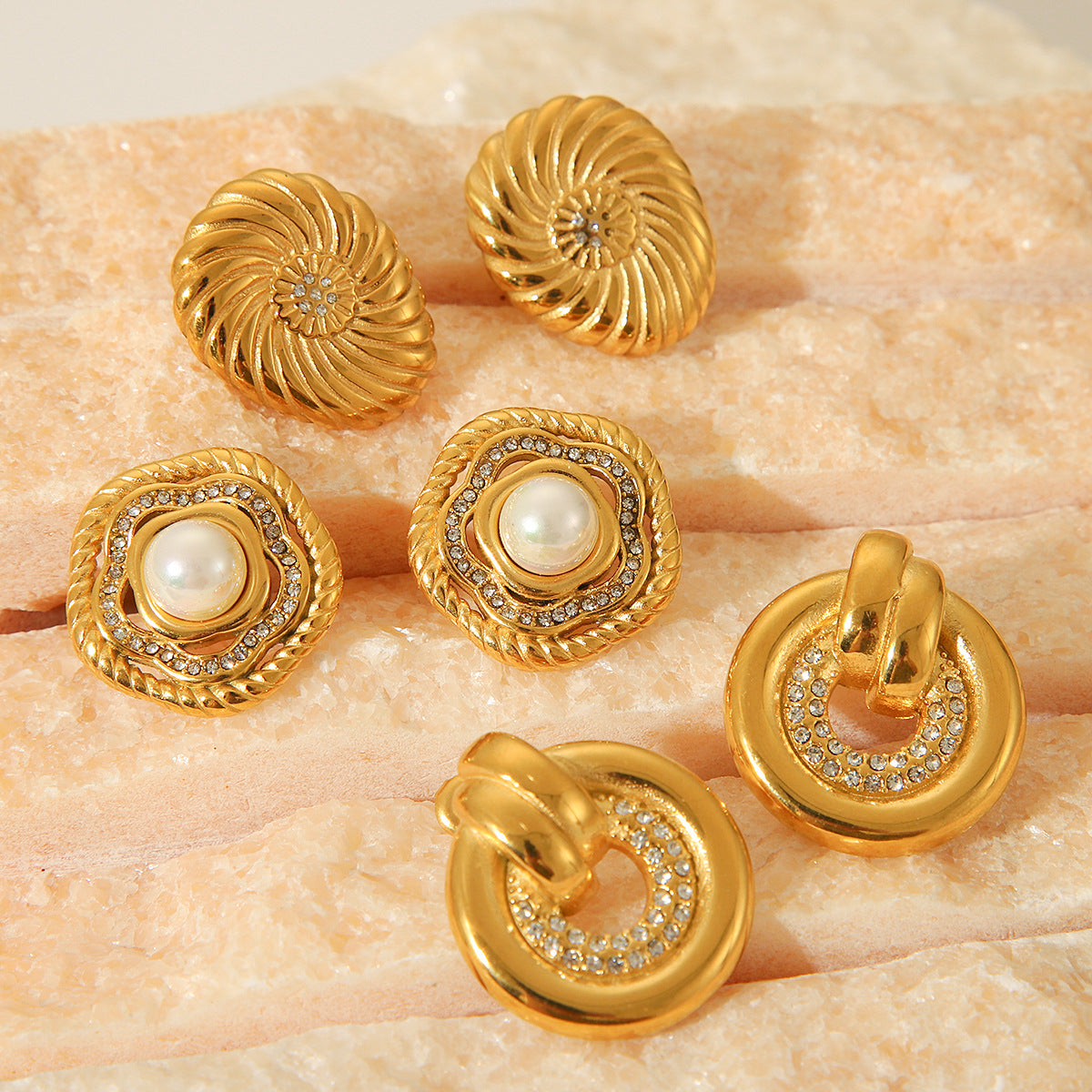 Orecchini a perno da donna in acciaio inossidabile placcato oro 18 carati con strass e perle, motivo geometrico alla moda