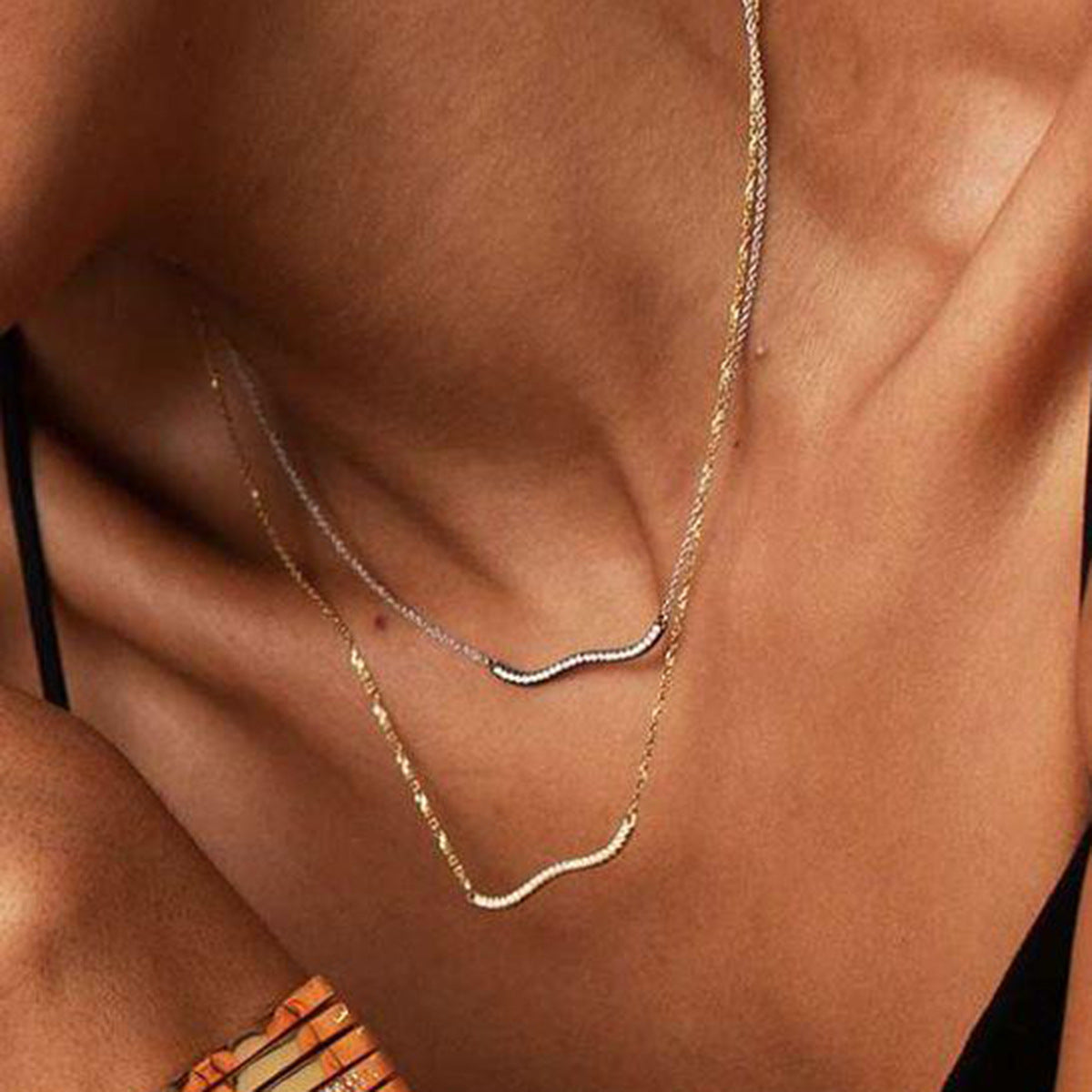 Collana Ins Fashion Minimalista Placcata Oro 18K in Acciaio Inossidabile con Strass a Onda e Catena Asimmetrica a O