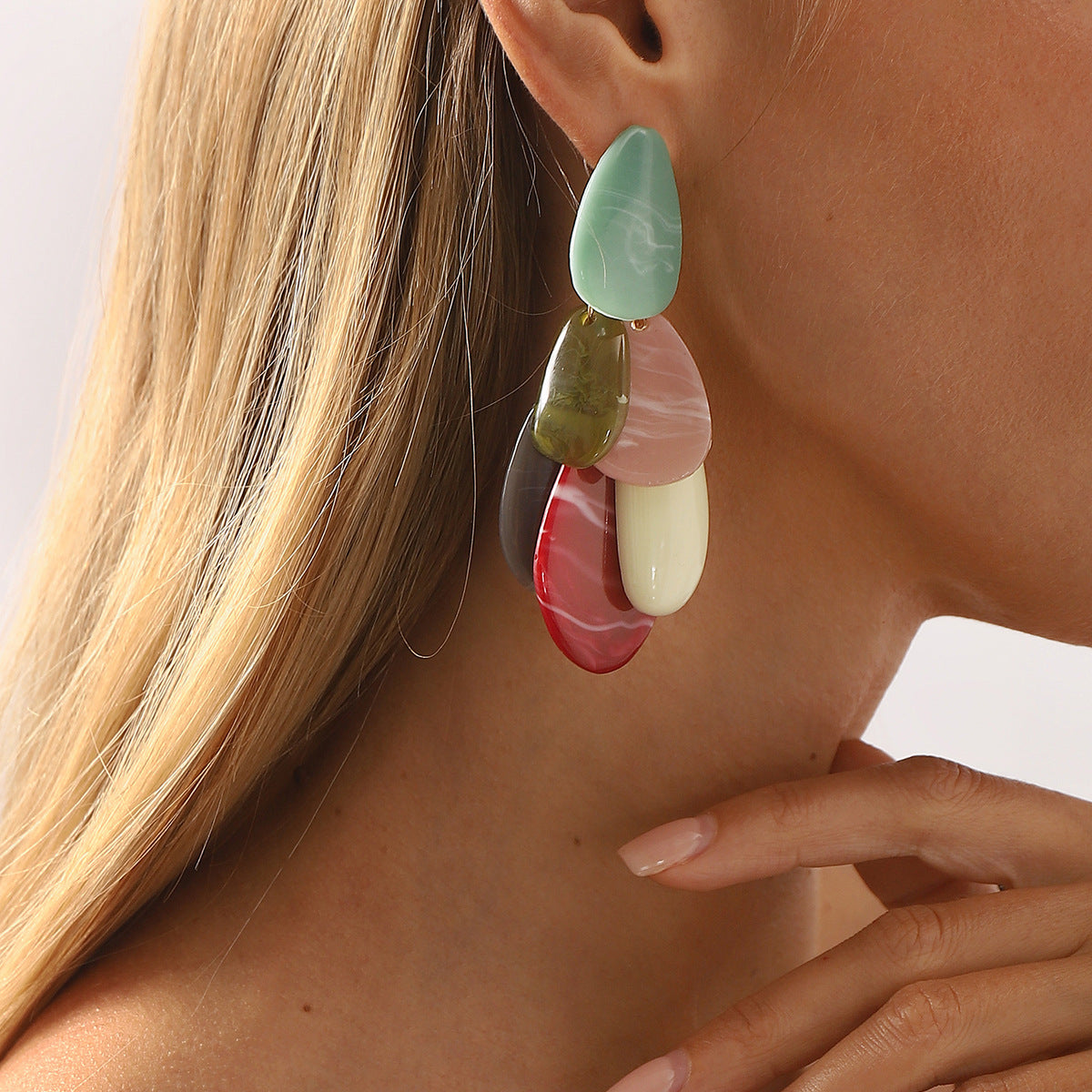 Pendientes Minimalistas Geométricos de Resina en Colores Vibrantes con Postes de Acero Galvanizado, Joyería Artística para la Moda Femenina de Inspiración Retro