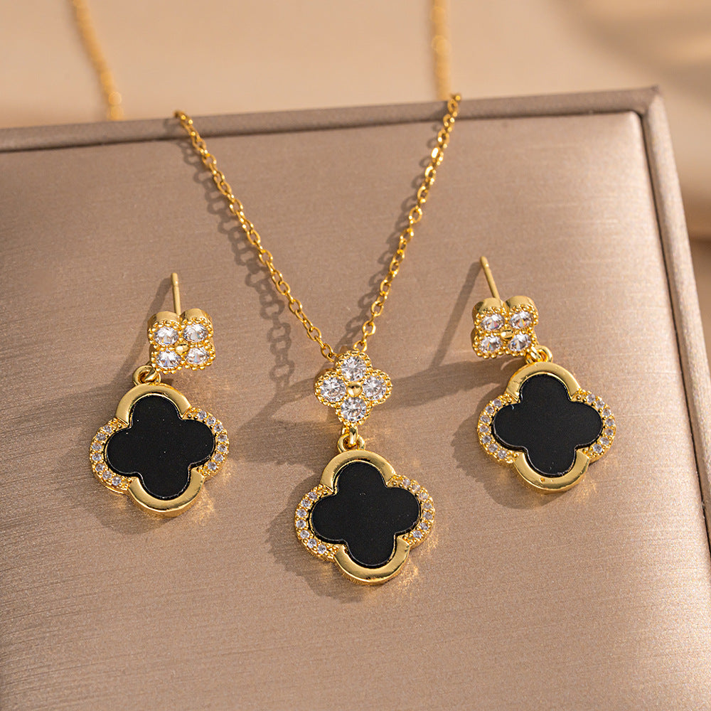 Set collana e orecchini da donna di lusso a forma di trifoglio in acciaio al titanio con intarsi in oro su catena a O