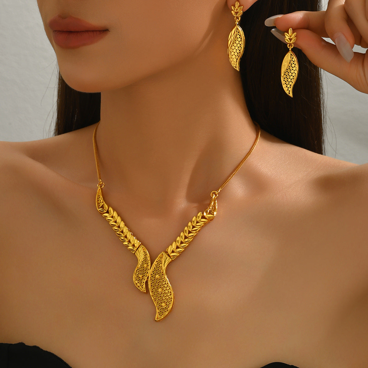 Conjunto de collar con colgante de hoja geométrica minimalista con incrustaciones de diamantes de imitación para mujer, cadena de medallón de aleación
