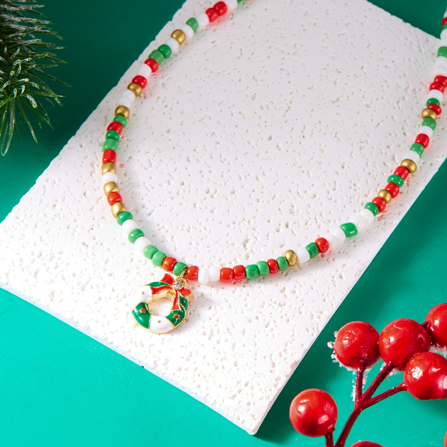 Collana alla moda con ciondoli a forma di albero di Natale e Babbo Natale, finitura smaltata, catena di perline, da donna