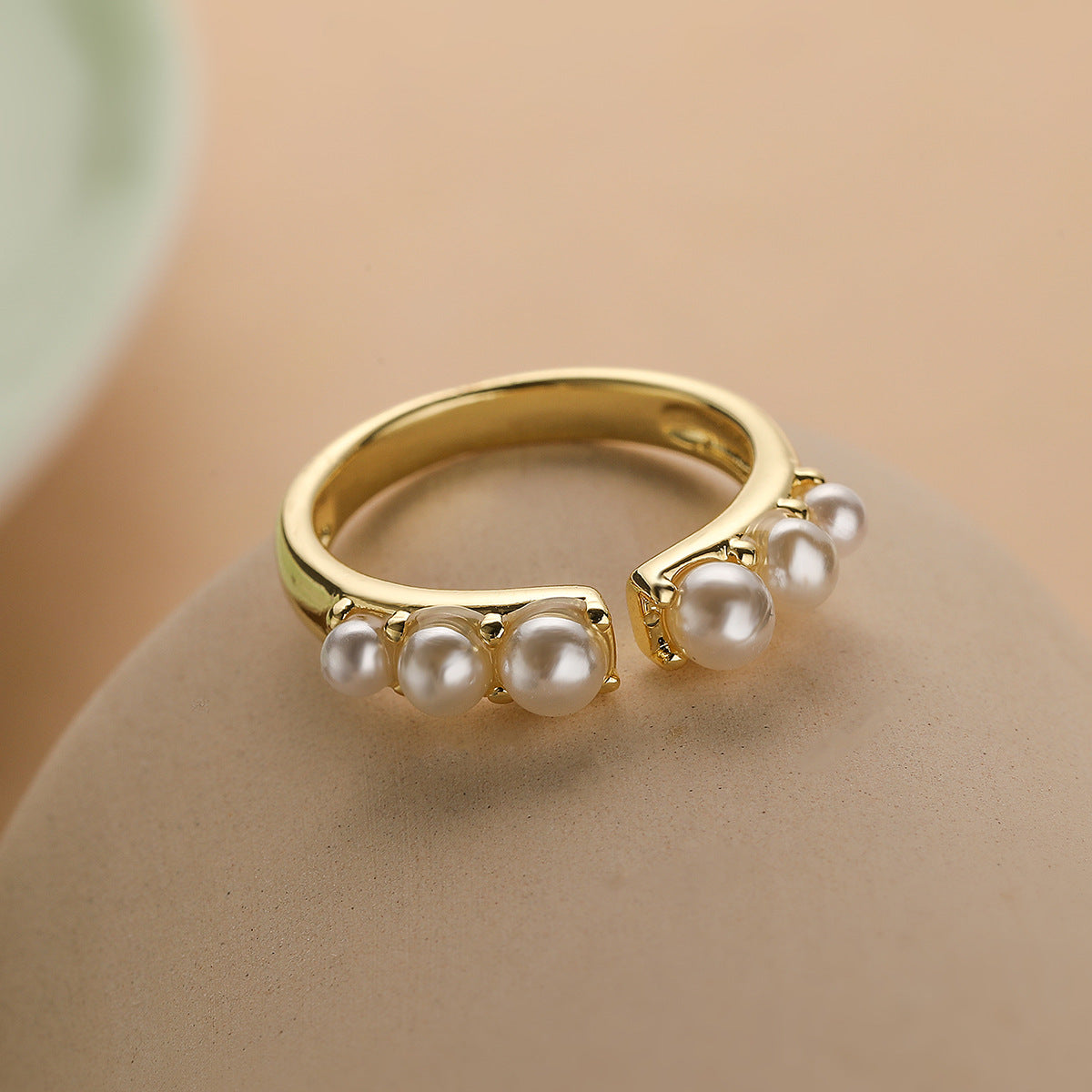 Anello Aperto Geometrico Minimalista da Donna in Ottone con Placcatura in Oro Vero e Intarsio di Perle