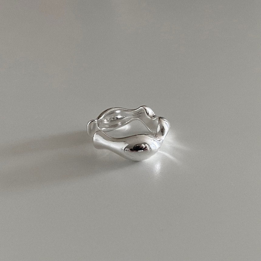 Anello da donna minimalista a forma di cuore irregolare in argento sterling 925 con dettaglio a grana quadrata smussata