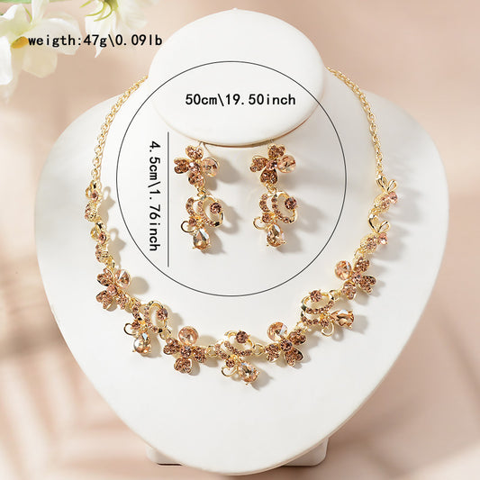 Elegante conjunto de collar y aretes bañados en pedrería floral para fiesta de boda de mujer