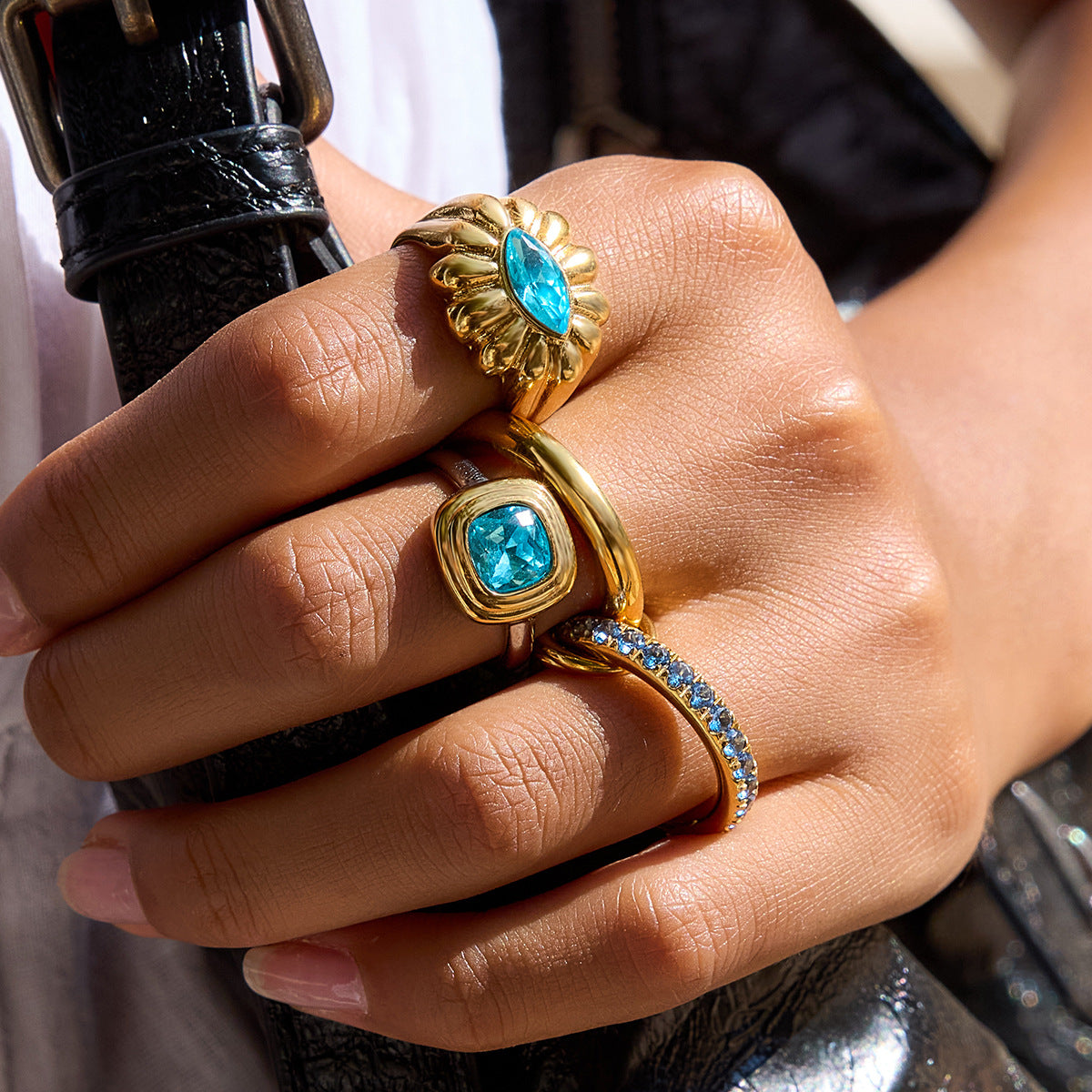 Anillo de Acero de Titanio Geométrico con Zirconia Azul para Mujer con Acabado Chapado Joyería de Lujo Minimalista