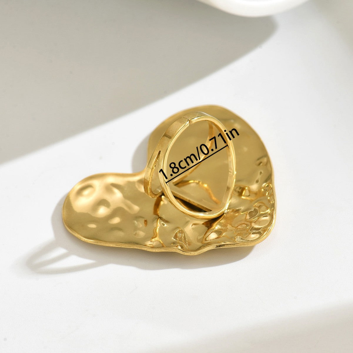 Anillo minimalista de cobre con textura en forma de corazón y banda abierta para mujer