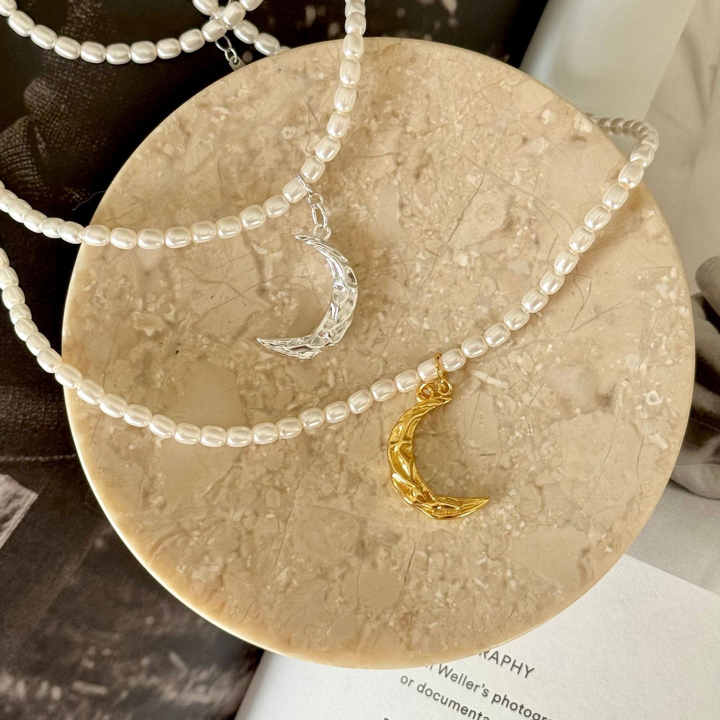 Graziosa collana in argento sterling 925 con luna geometrica intrecciata e perla artificiale