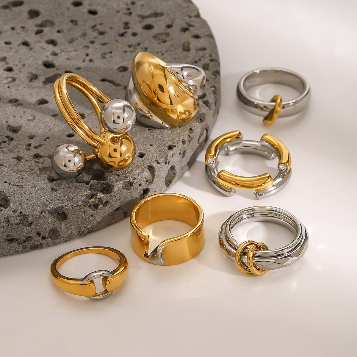 Anello geometrico minimalista in acciaio inossidabile con finitura galvanica per donna