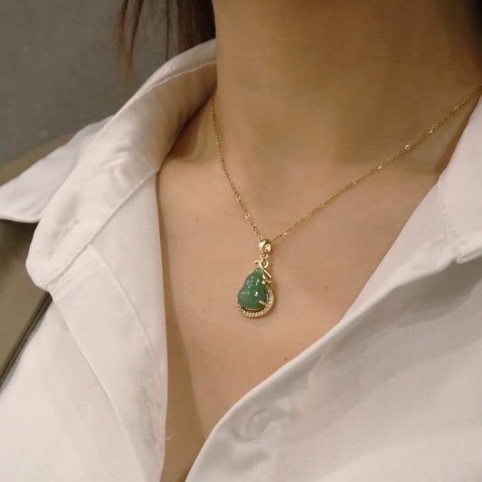 Original Diseño Chapado en Oro de Acero de Titanio Collar con Colgante de Calabaza y Cadena O de Cristal Verde