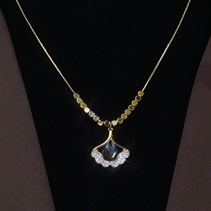 Collana Minimalista con Pendente a Foglia di Ginkgo in Acciaio al Titanio Placcato Oro su Catena Snake per Donna e Uomo