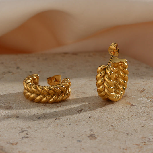 Aretes de aro con forma de C de acero inoxidable geométricos minimalistas con baño de oro de 18 quilates y patrón de espiga