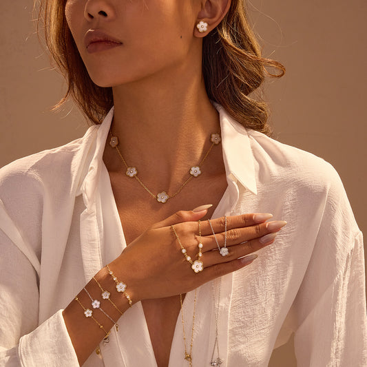 Fashion Minimalist Five-Petal Flower Mother-of-Pearl Pendant Necklace Set in Stainless Steel with Plated Finish